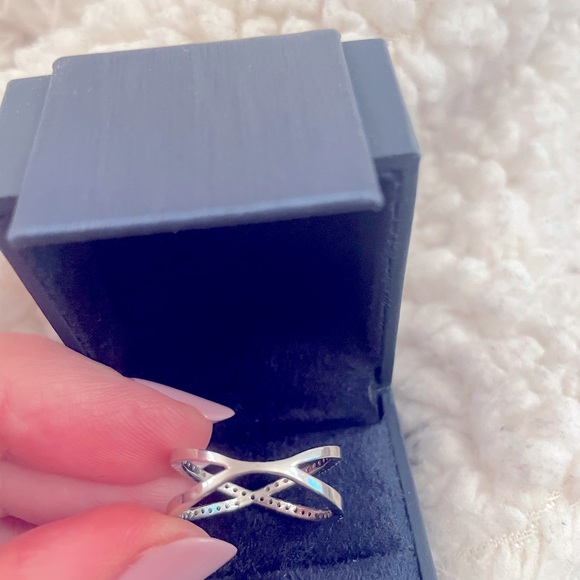 Natural diamond and 18k white gold criss cross ring. Size 7.5 - Picture 4 of 4